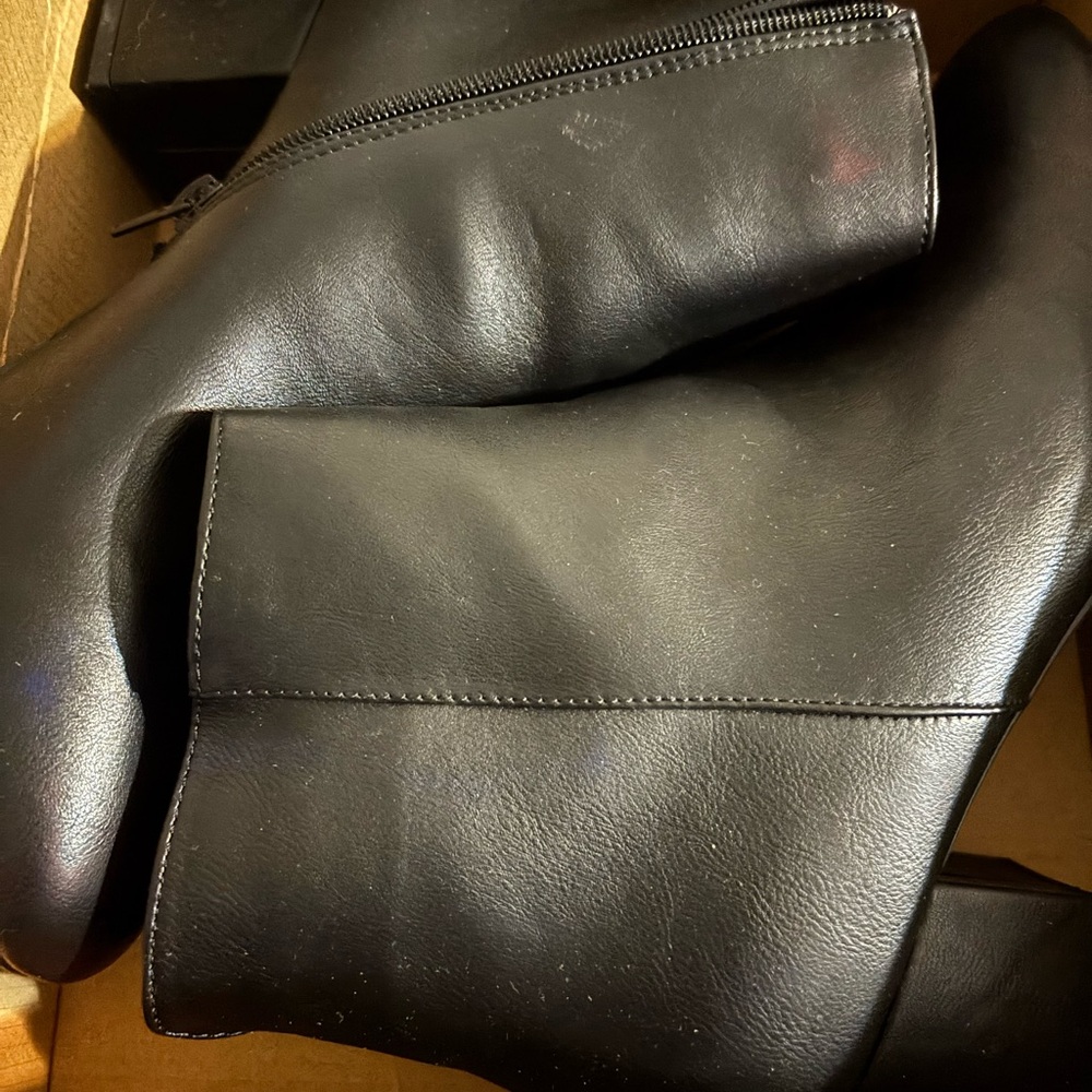 Black Leather Boots with Smooth Texture and Curved Shape